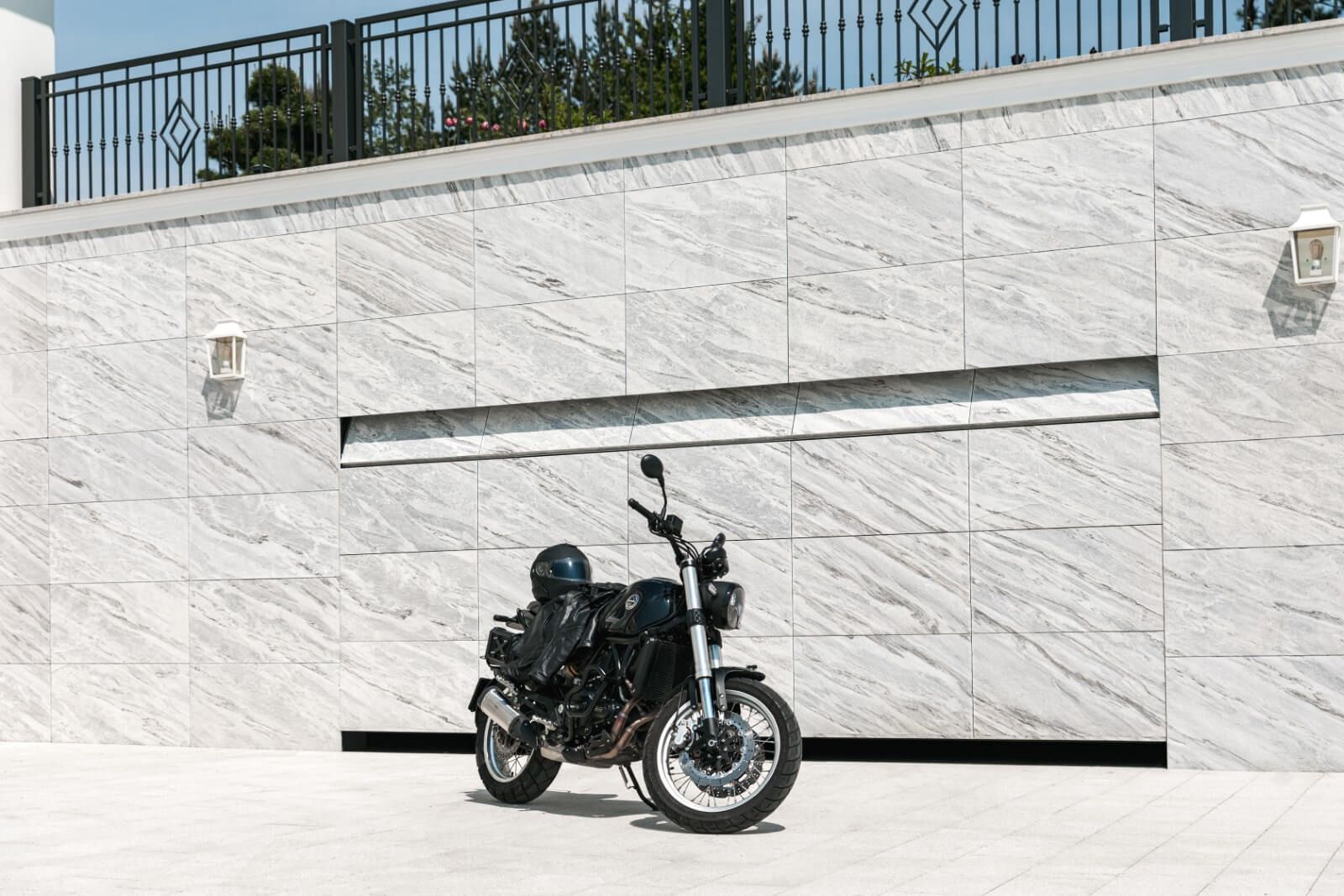 Porte de garage en pierre pour façade