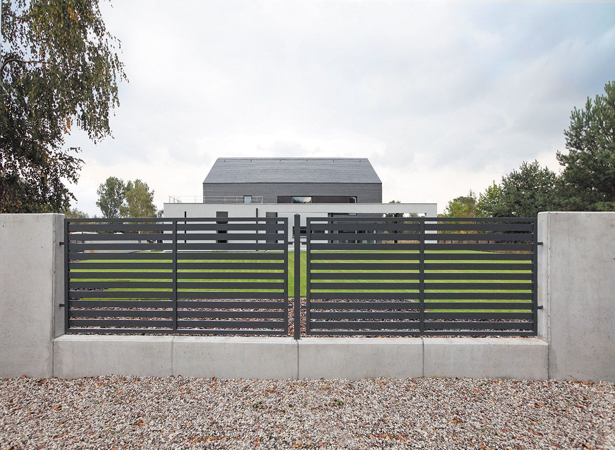 Clôture de propriété combinée à du béton