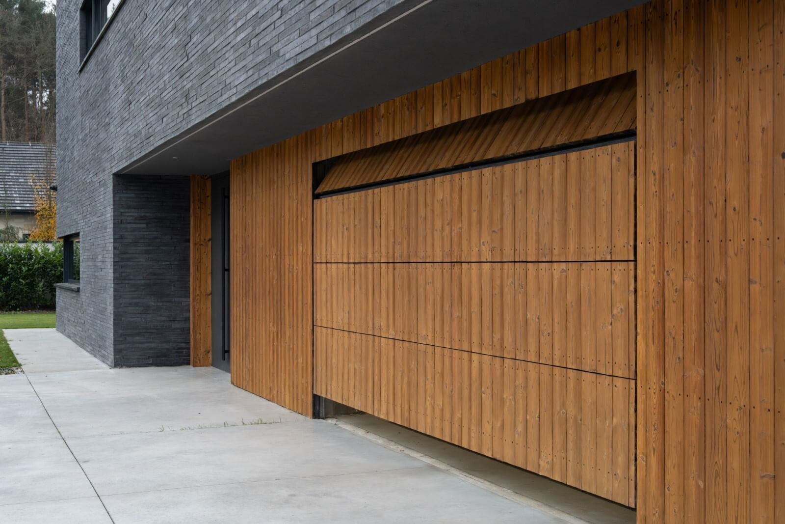 Porte de garage en bois pour façade