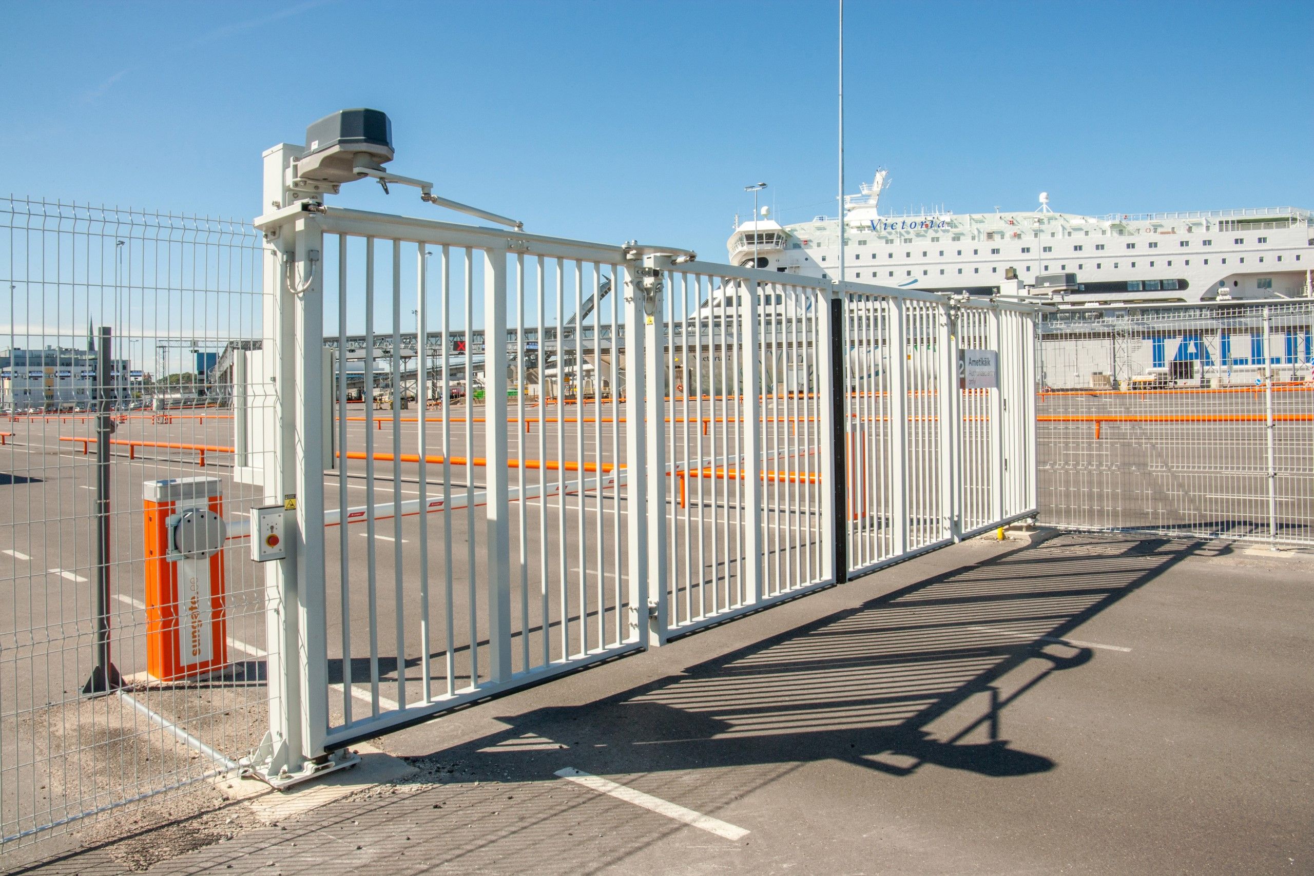 25 portails pliants rapides V-KING dans le port de Tallinn, Estonie
